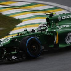 Giedo van der Garde rueda con los neumáticos de lluvia extrema