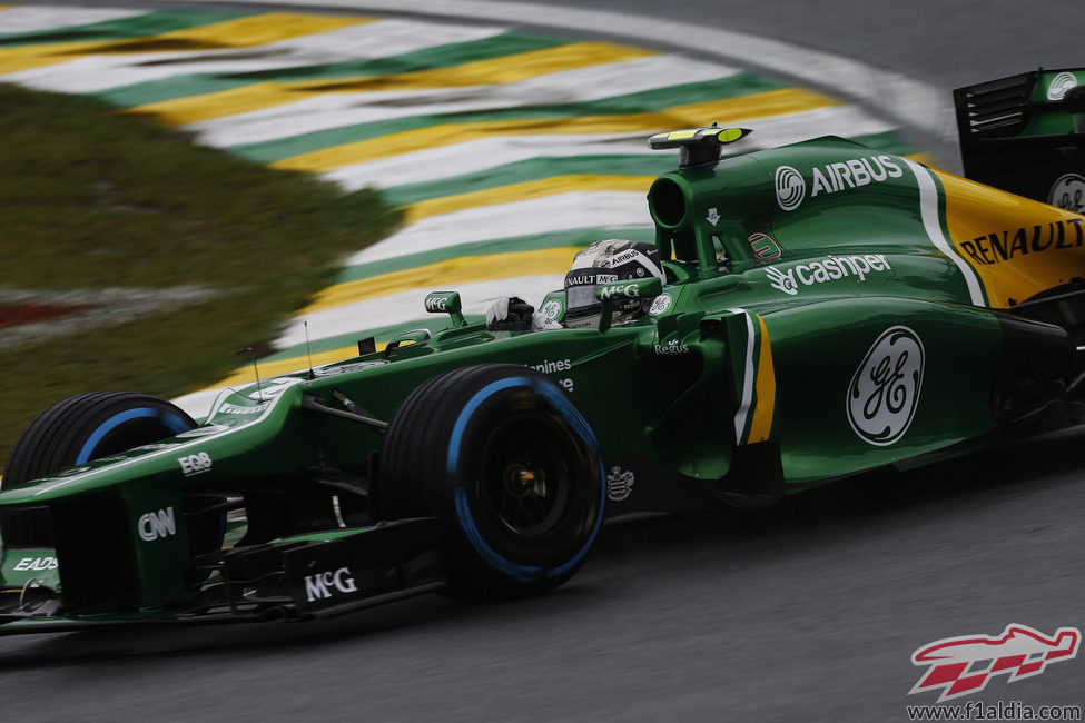 Giedo van der Garde rueda con los neumáticos de lluvia extrema