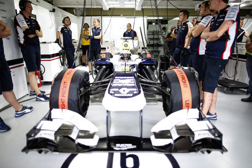 Pastor Maldonado en su box