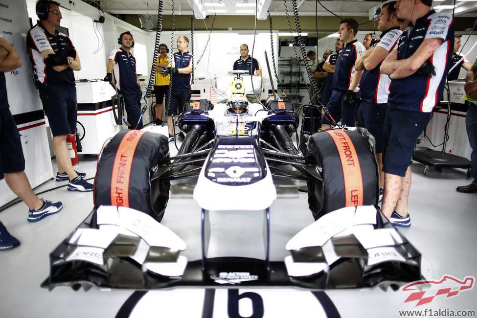 Pastor Maldonado en su box