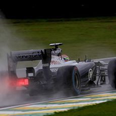 La lluvia frena a Pastor Maldonado