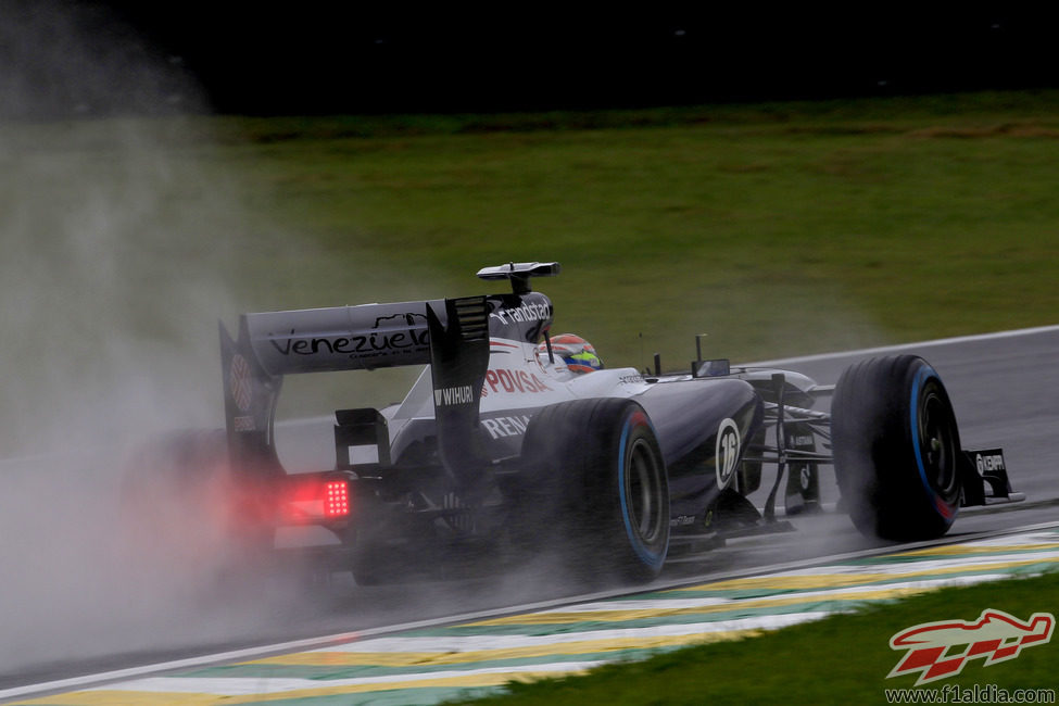 La lluvia frena a Pastor Maldonado