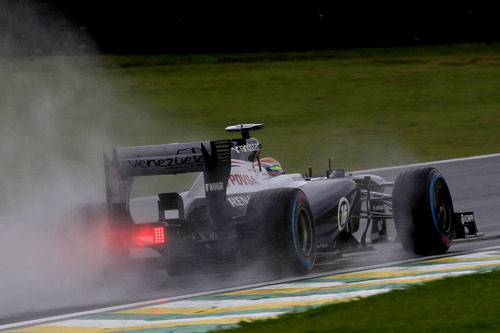 La lluvia frena a Pastor Maldonado