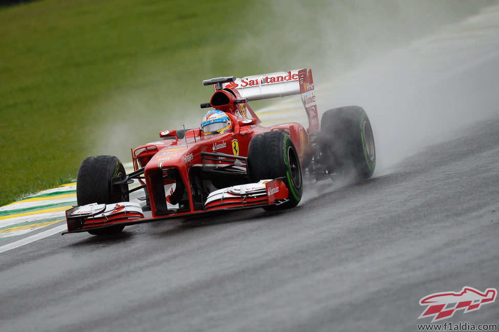 Felipe Massa rueda en el mojado Interlagos