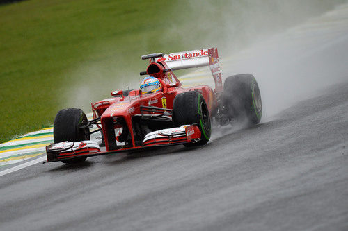 Felipe Massa rueda en el mojado Interlagos