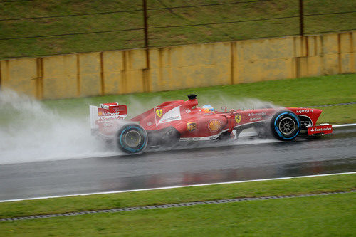 Fernando Alonso navega en el río de agua de Brasil