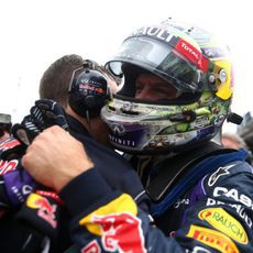 Sebastian Vettel se abraza a un miembro de Red Bull