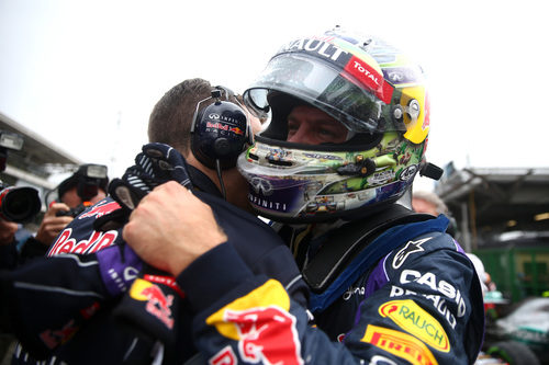 Sebastian Vettel se abraza a un miembro de Red Bull