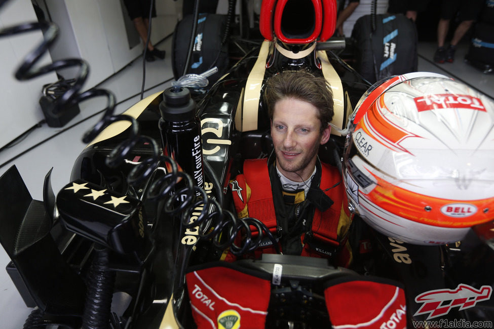 Romain Grosjean dentro de su E21