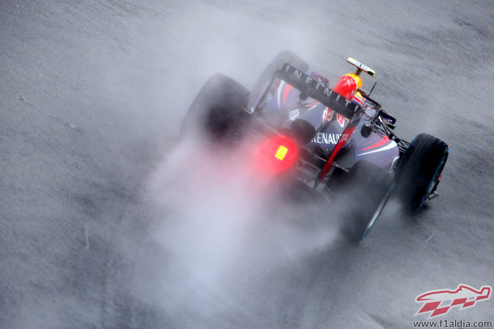 Mark Webber rueda con el compuesto de lluvia extrema