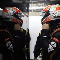 Romain Grosjean se ajusta el casco