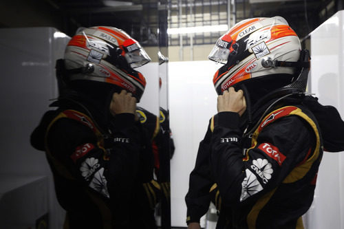 Romain Grosjean se ajusta el casco