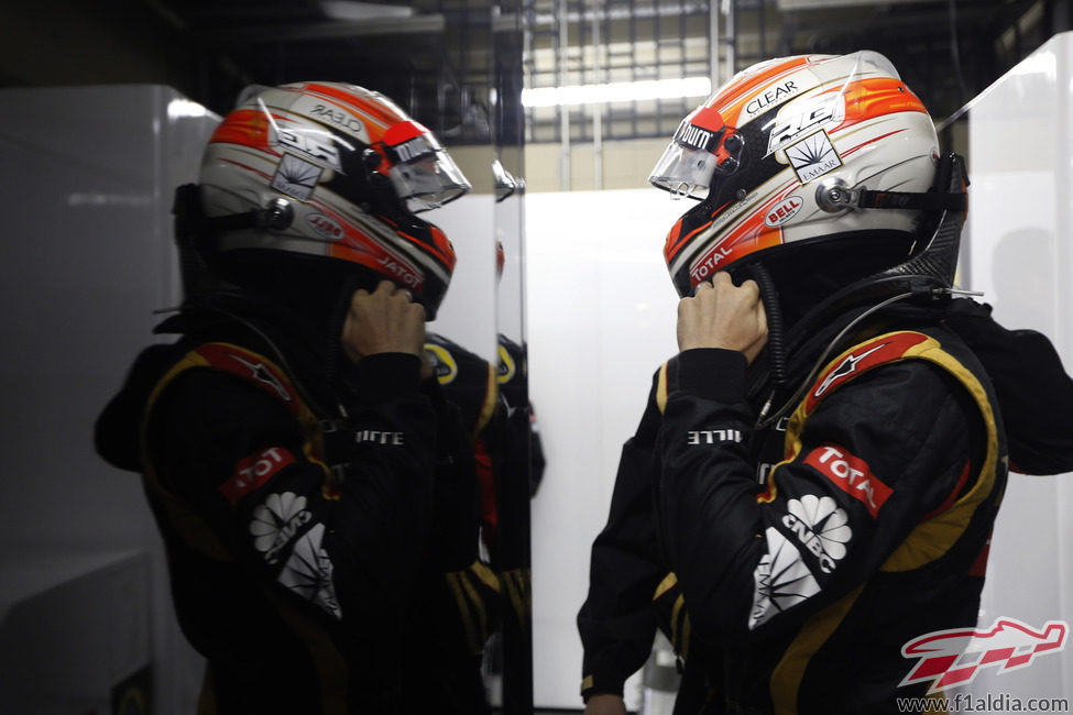 Romain Grosjean se ajusta el casco