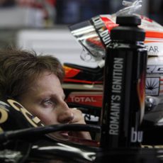 Romain Grosjean atento al monitor de tiempos