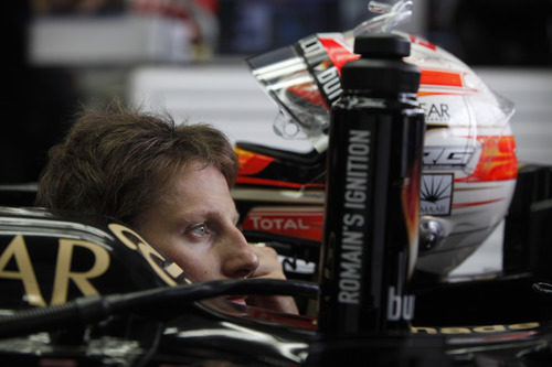 Romain Grosjean atento al monitor de tiempos