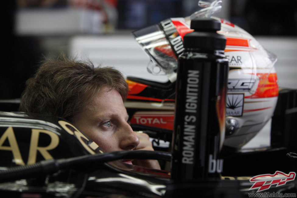 Romain Grosjean atento al monitor de tiempos