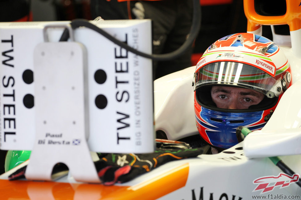 Paul di Resta observa el monitor de tiempos