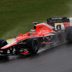 Jules Bianchi avanza en la lluvia brasileña