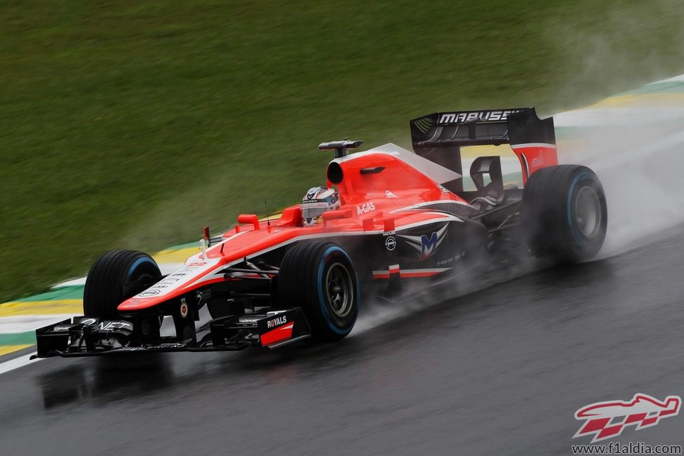 Jules Bianchi avanza en la lluvia brasileña