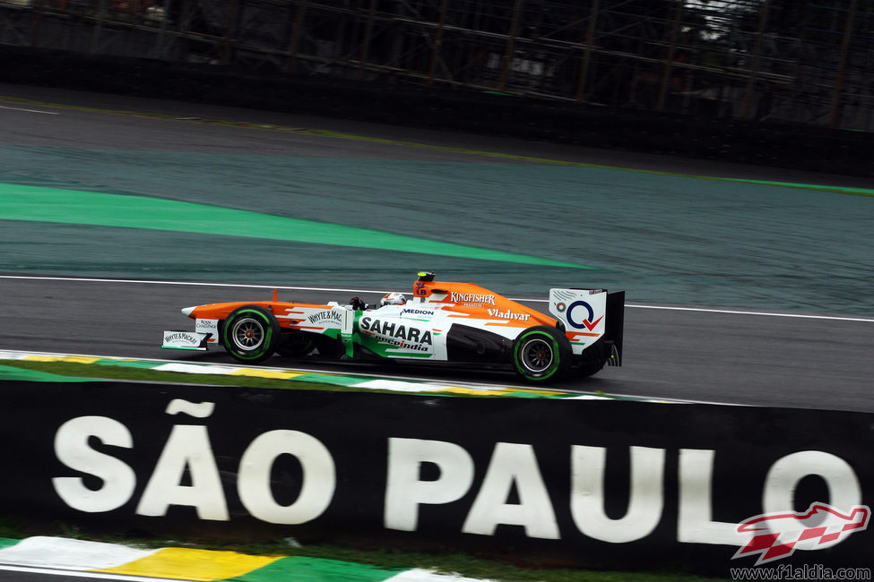 Adrian Sutil con los intermedios