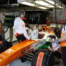 Paul di Resta espera en su box