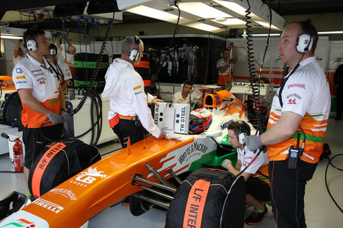 Paul di Resta espera en su box