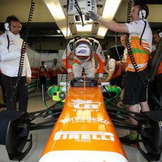 Adrian Sutil entra en su VJM06