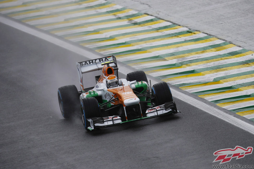 Adrian Sutil evacuando mucha agua