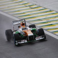 Adrian Sutil evacuando mucha agua