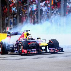 Sebastian Vettel se marca unos donuts tras la carrera