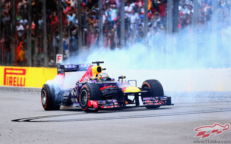 Sebastian Vettel se marca unos donuts tras la carrera