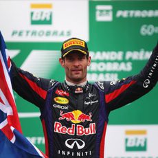 Mark Webber, con la bandera australiana en el podio