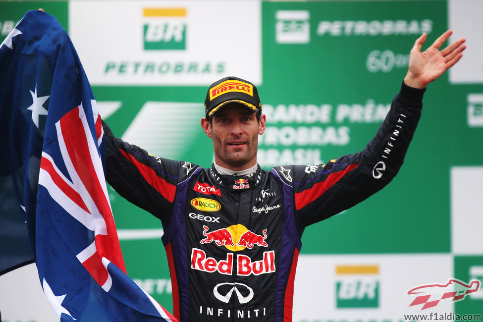 Mark Webber, con la bandera australiana en el podio