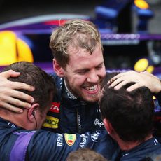 Sebastian Vettel celebra su triunfo con el equipo