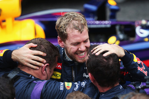 Sebastian Vettel celebra su triunfo con el equipo