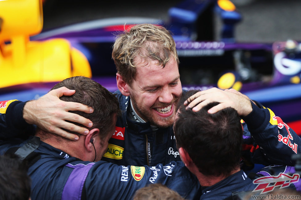 Sebastian Vettel celebra su triunfo con el equipo