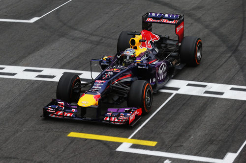 Sebastian Vettel cruza la meta en Interlagos