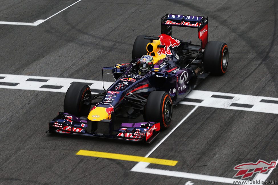 Sebastian Vettel cruza la meta en Interlagos