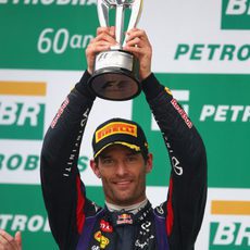 Mark webber alza su trofeo en Brasil