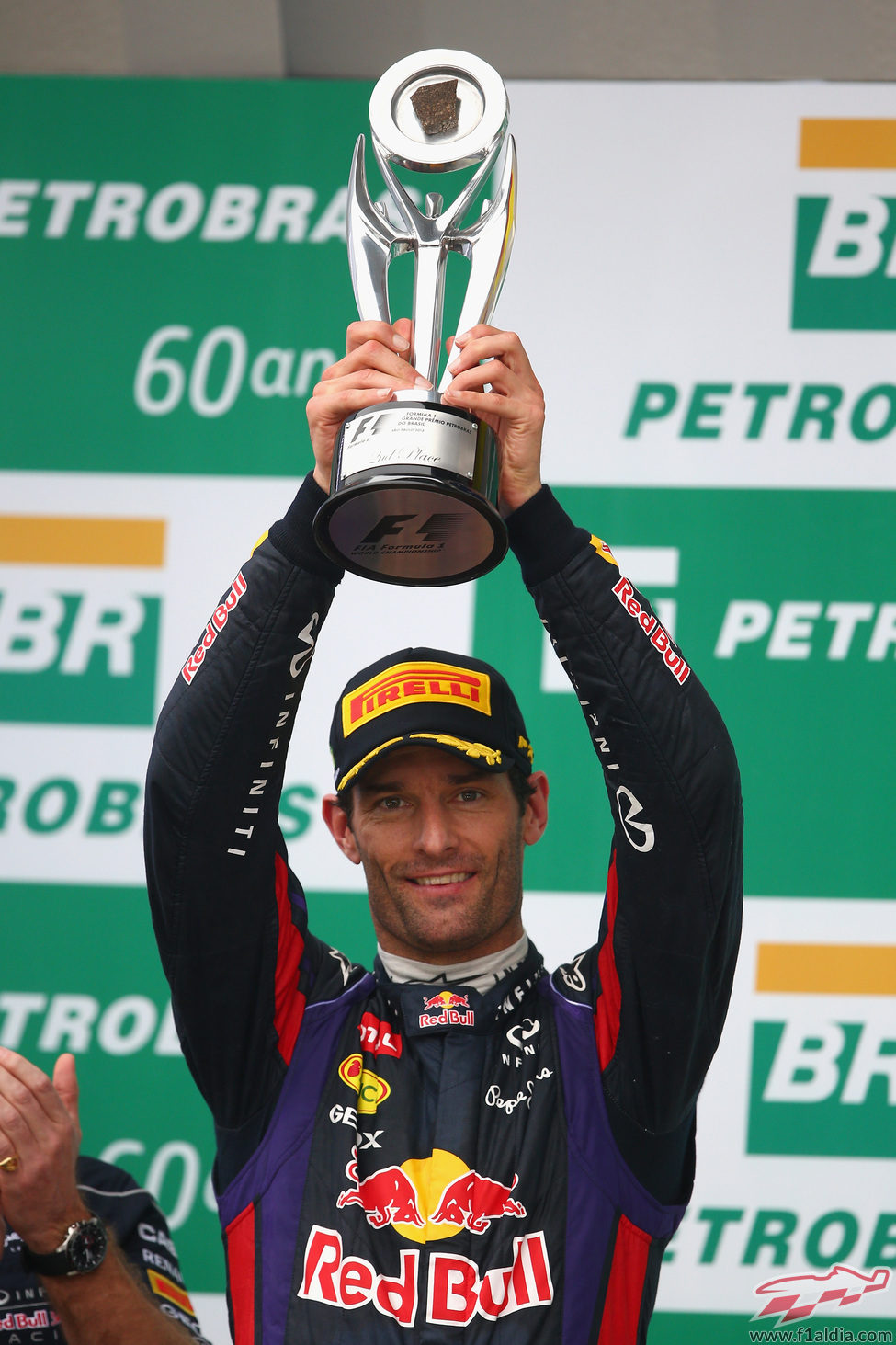 Mark webber alza su trofeo en Brasil