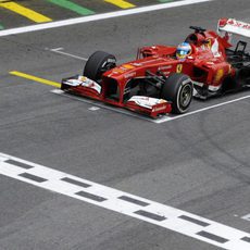 Fernando Alonso llega a la meta en Brasil