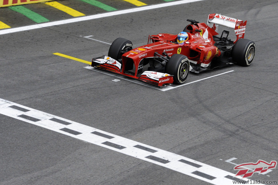 Fernando Alonso llega a la meta en Brasil