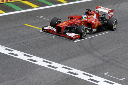 Fernando Alonso llega a la meta en Brasil