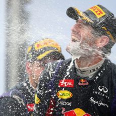 Chorro de champán para Mark Webber