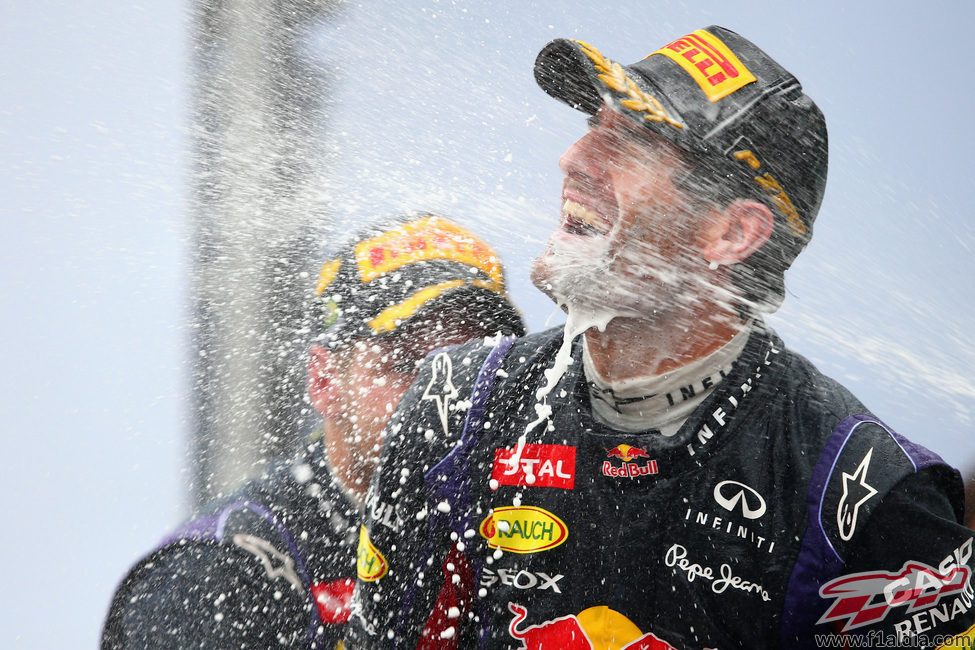 Chorro de champán para Mark Webber