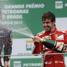 Fernando Alonso moja a Mark Webber en el podio