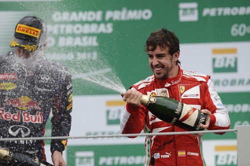 Fernando Alonso moja a Mark Webber en el podio