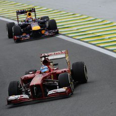 Fernando Alonso avanza en la pista