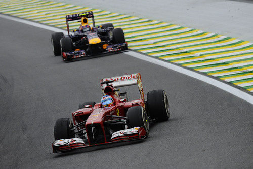 Fernando Alonso avanza en la pista