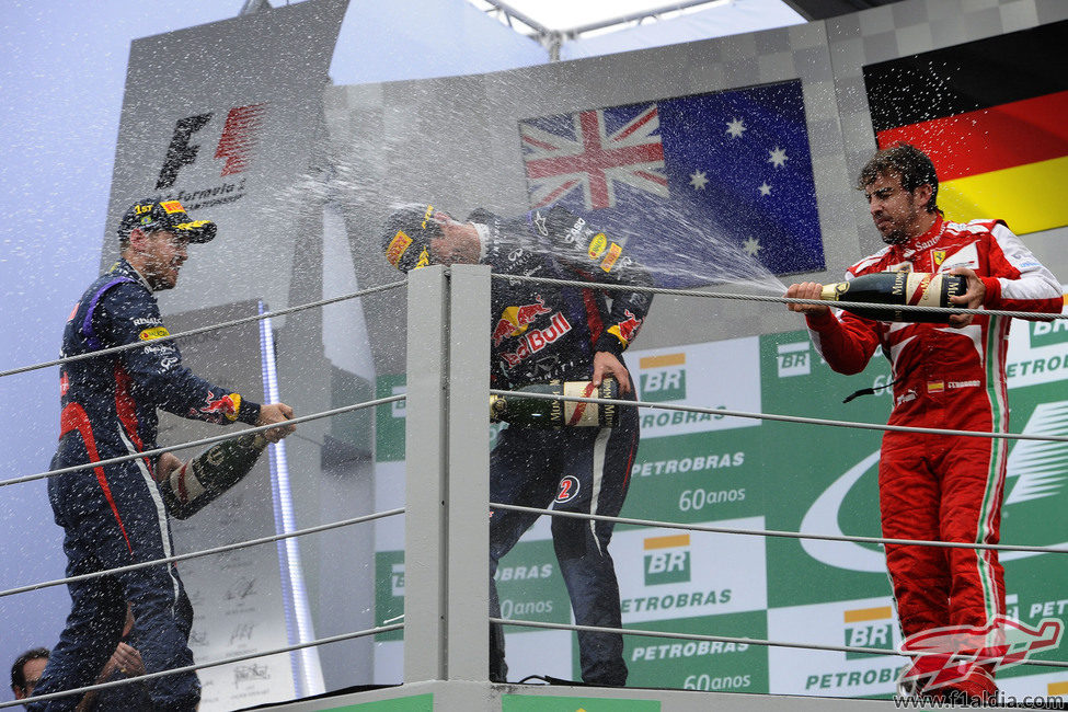 Baño de champán en el podio de Brasil